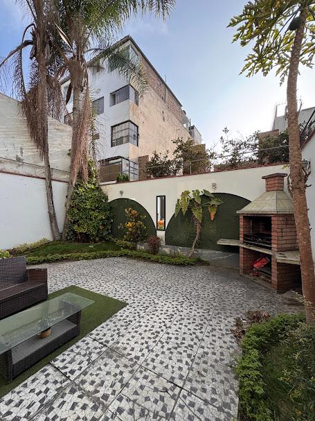 Casa amplia con jardín, terraza y sala luminosa ideal para reuniones y sesiones creativas