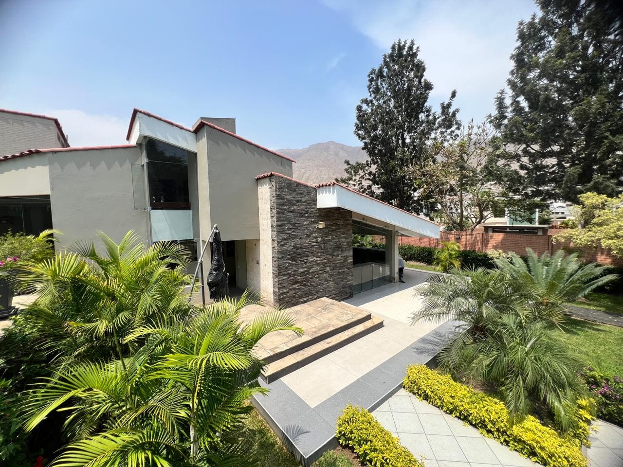 Casa elegante entre jardines y líneas modernas en La Molina - Imagen 2