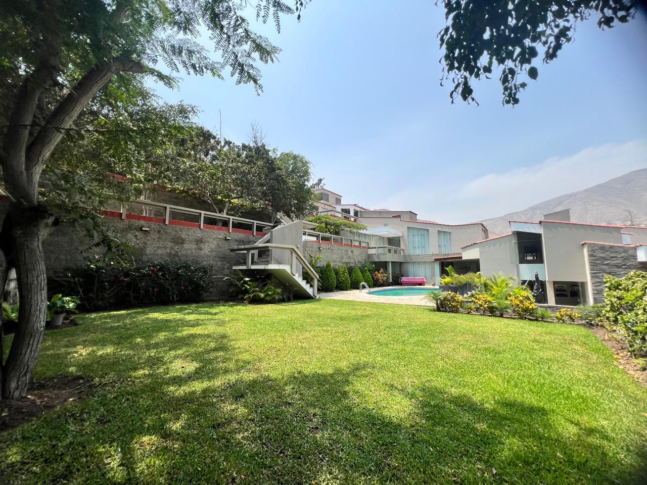 Casa elegante entre jardines y líneas modernas en La Molina