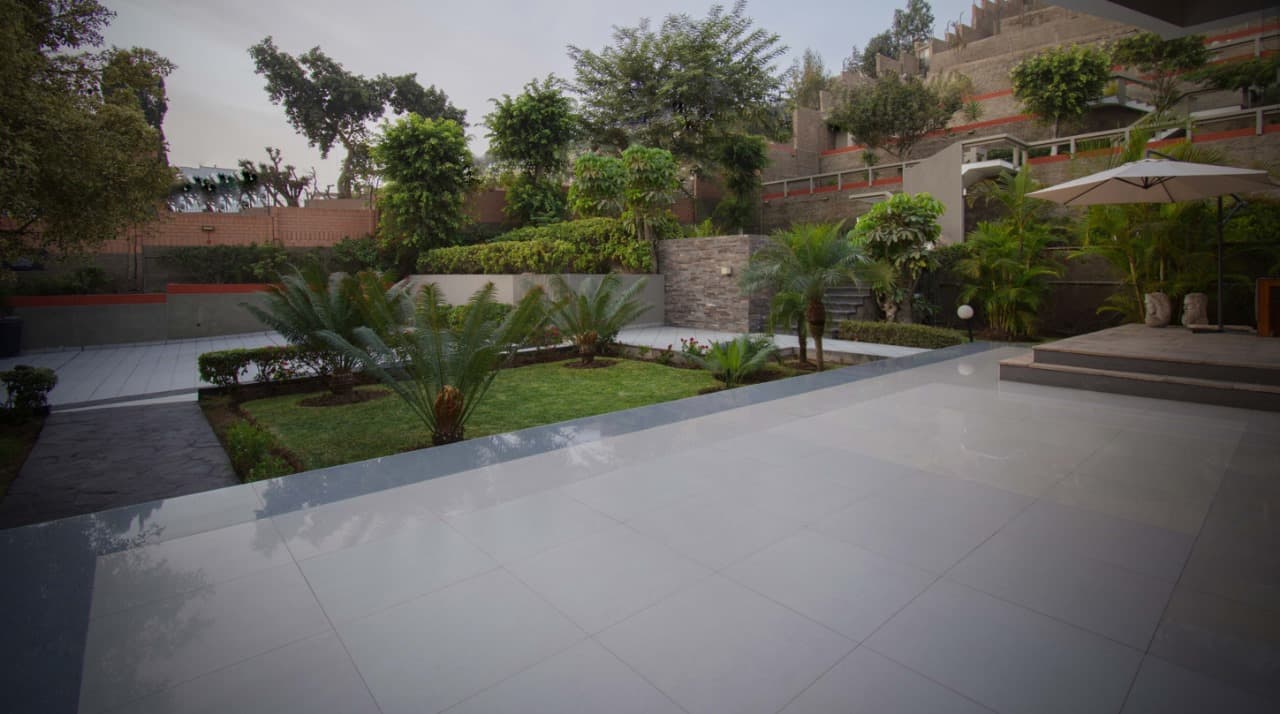 Casa elegante entre jardines y líneas modernas en La Molina - Imagen 6 de 7