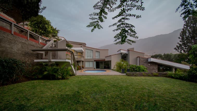 Casa elegante entre jardines y líneas modernas en La Molina - Imagen 5