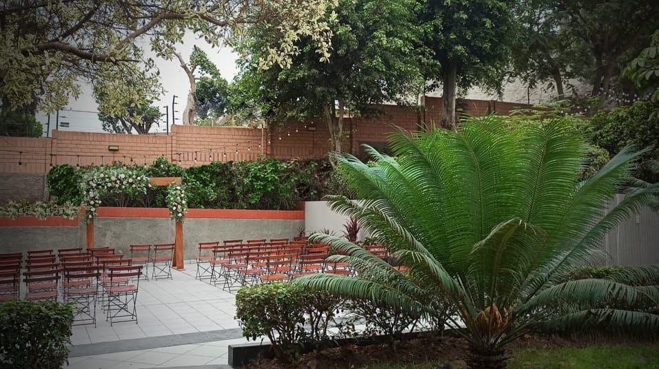 Casa elegante entre jardines y líneas modernas en La Molina - Imagen 3