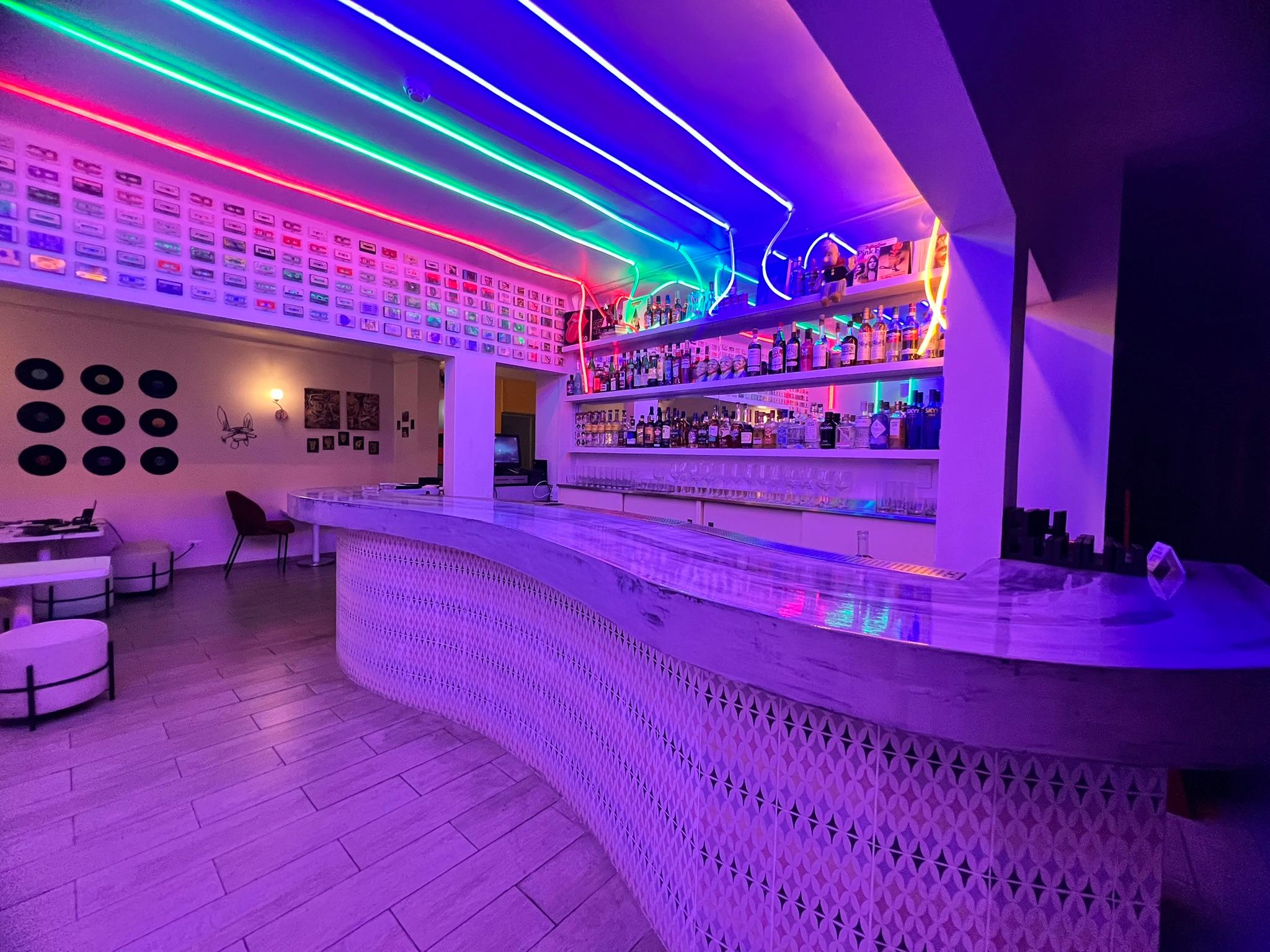 Bar retro con decoración pop art