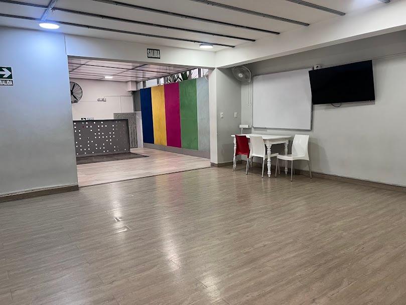 Salón multicolor academia: amplios y listos para tus talleres
