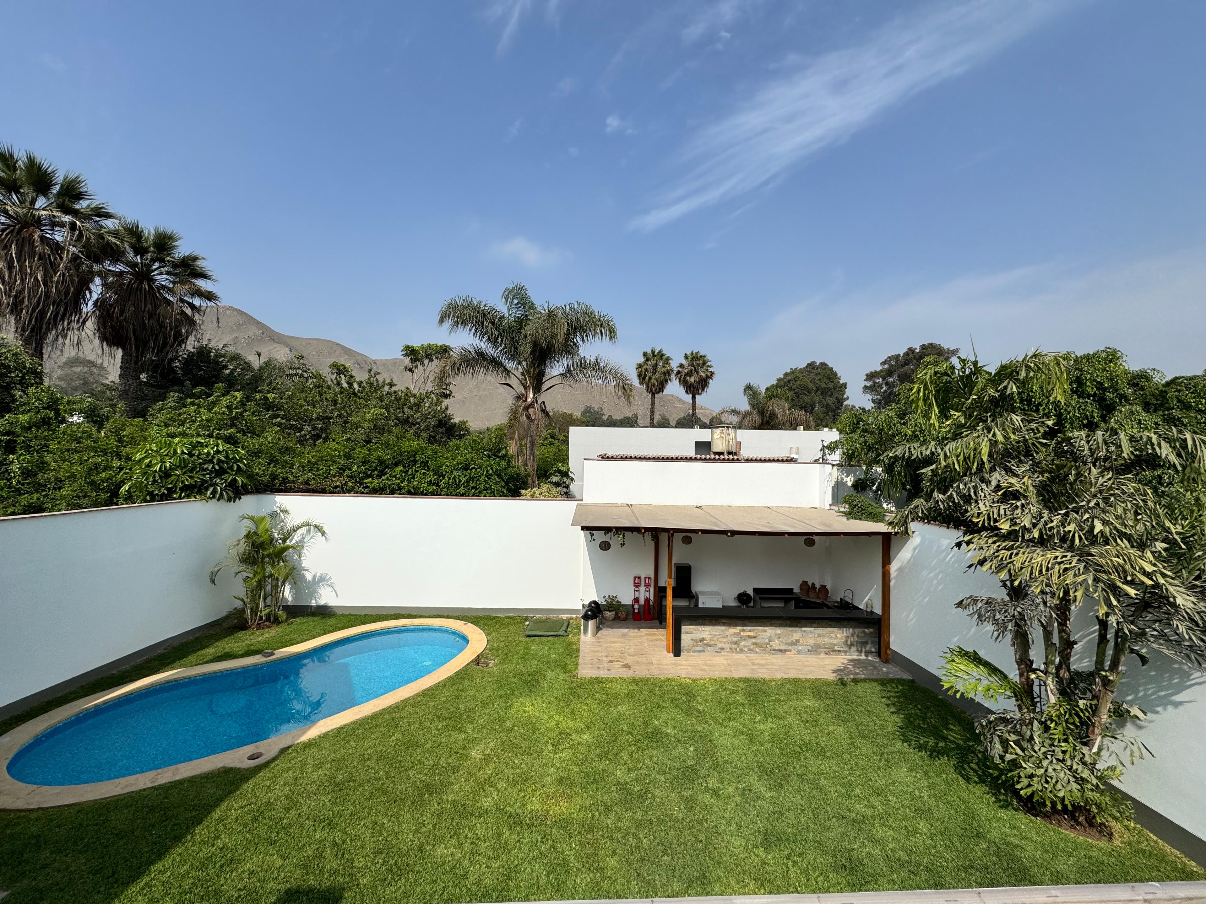 Jardín privado con Piscina en Rinconada del Lago - Imagen 2 de 4
