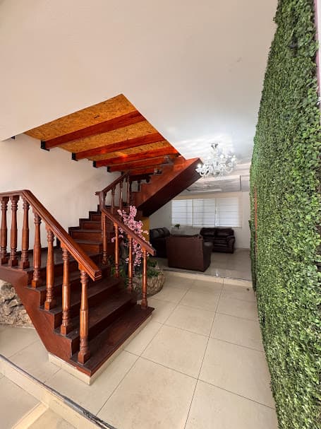 Casa amplia con jardín, terraza y sala luminosa ideal para reuniones y sesiones creativas - Imagen 3 de 5