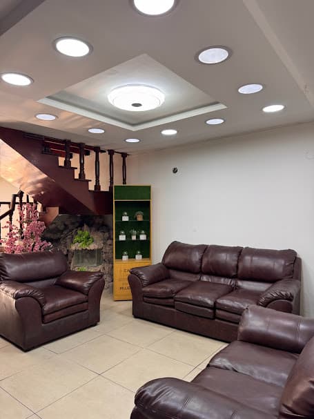Casa amplia con jardín, terraza y sala luminosa ideal para reuniones y sesiones creativas - Imagen 2 de 5
