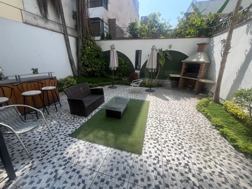Casa amplia con jardín, terraza y sala luminosa ideal para reuniones y sesiones creativas - Imagen 4 de 5
