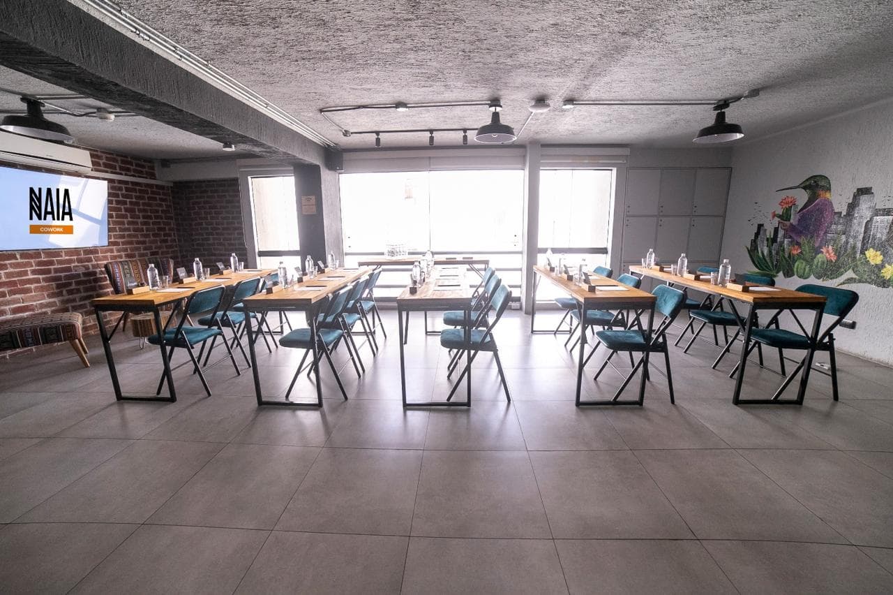 Sala Colibrí: Espacio creativo con estética vibrante en Miraflores - Imagen 2 de 3