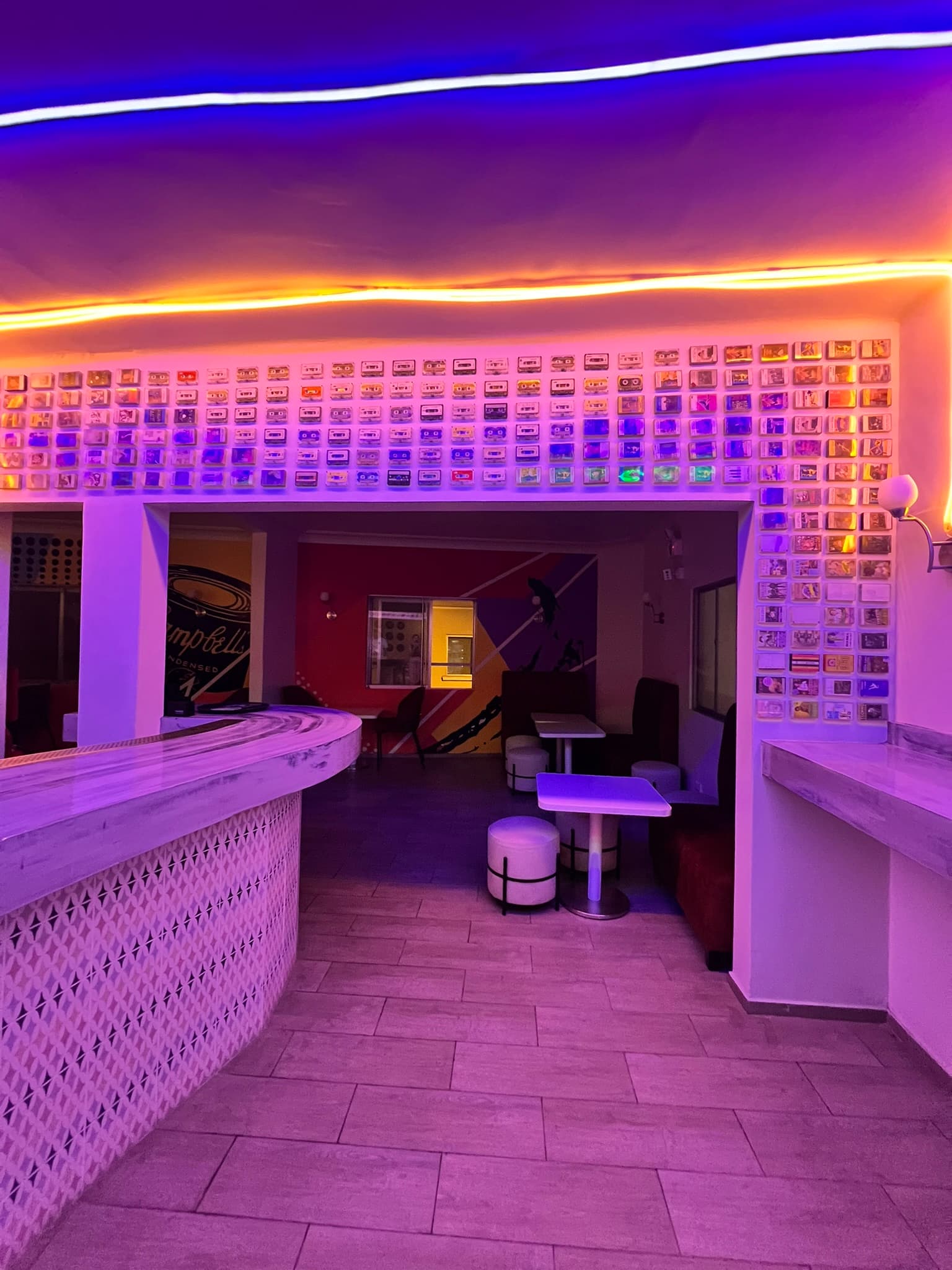 Bar retro con decoración pop art - Imagen 4 de 5
