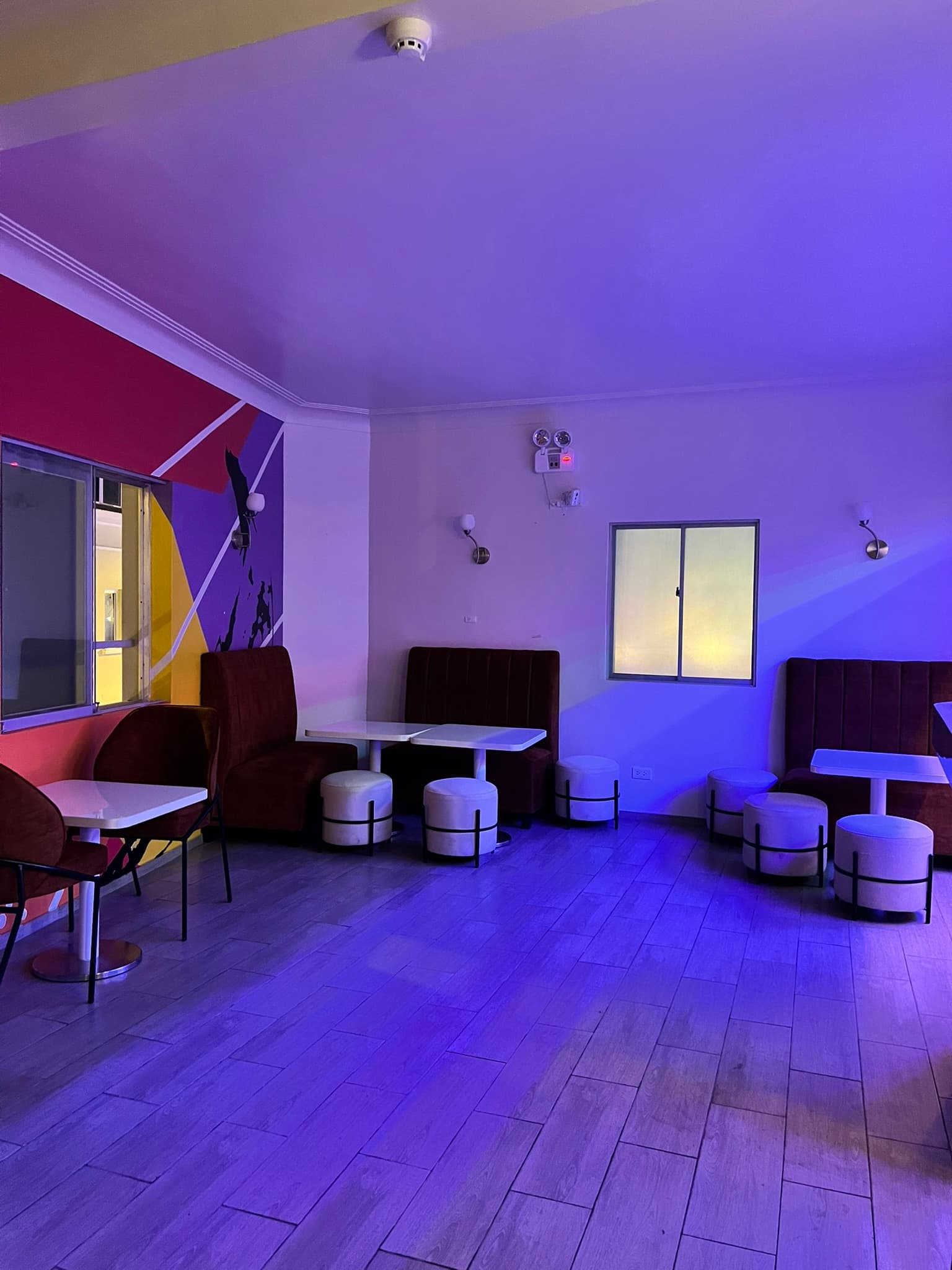 Bar retro con decoración pop art - Imagen 5 de 5