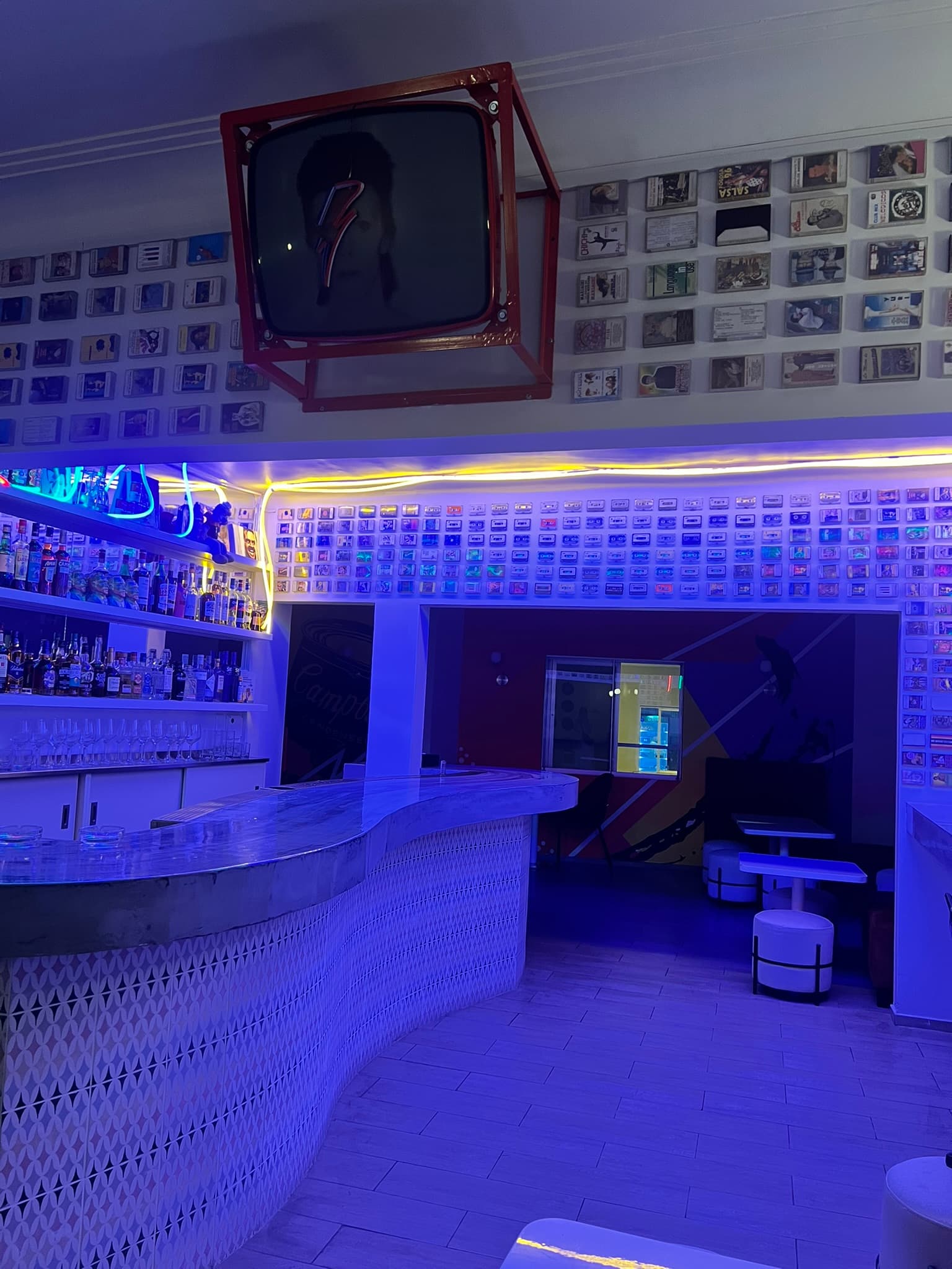 Bar retro con decoración pop art - Imagen 3 de 5